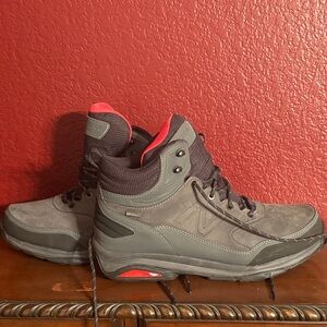 New Balance Men's Gray and Red boots extra wide